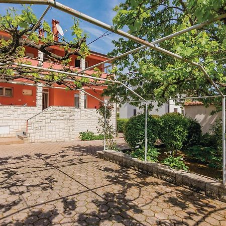 1 Bedroom Lovely Apartment In Ровин Екстериор снимка