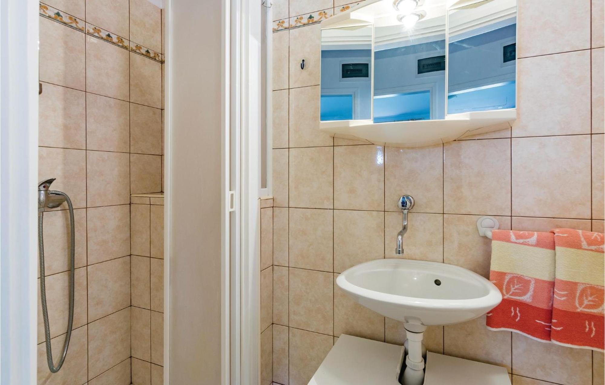 1 Bedroom Lovely Apartment In Ровин Екстериор снимка