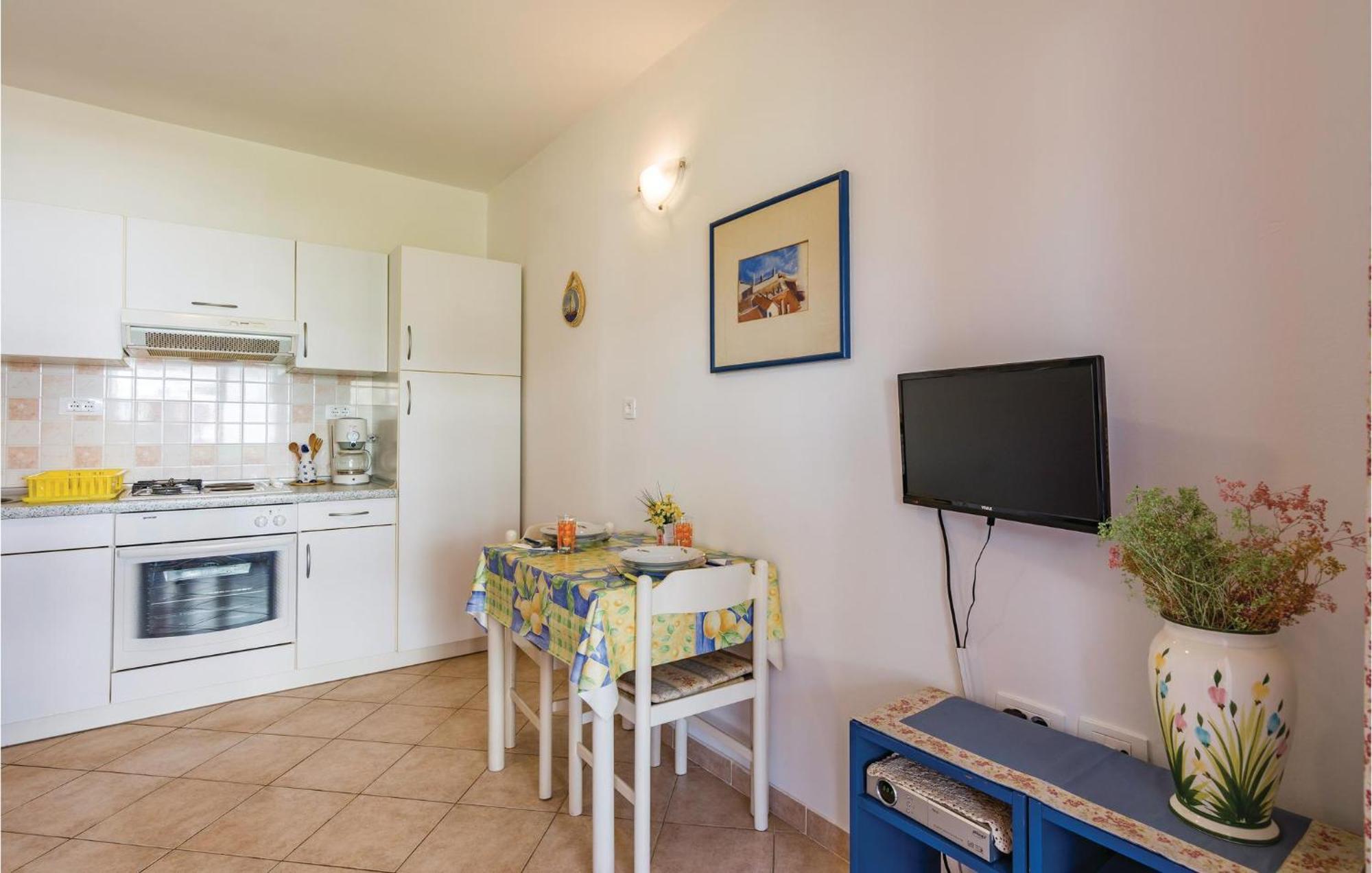 1 Bedroom Lovely Apartment In Ровин Екстериор снимка