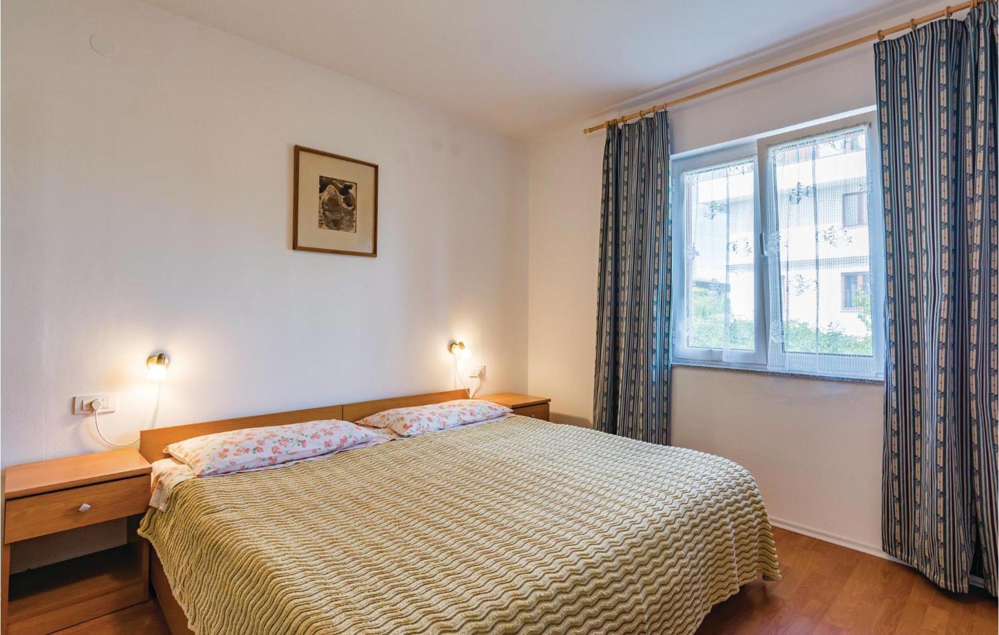 1 Bedroom Lovely Apartment In Ровин Екстериор снимка